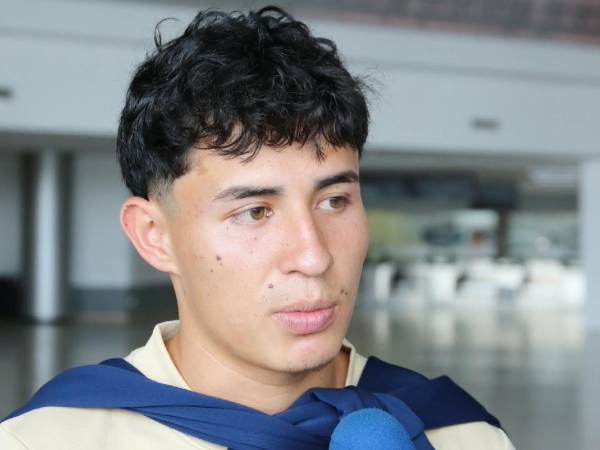 Jefryn Macías en su llegada a Honduras tras la clasificación de Motagua a semifinales.