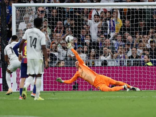 Wojciech Szczesny le detuvo el penal a Mbappé con una excelente intervención.