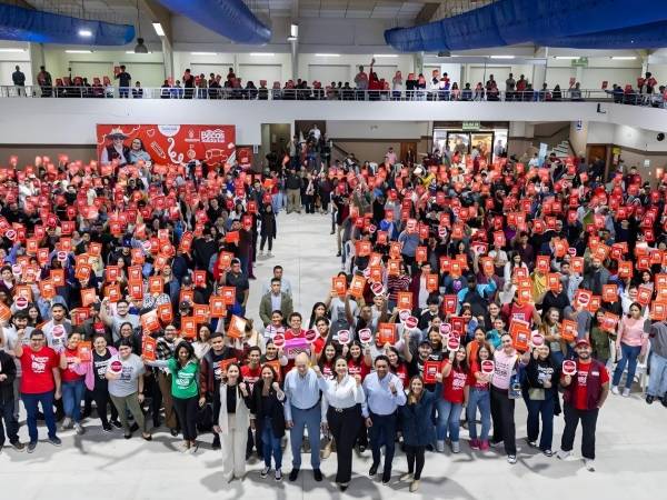 La Secretaría de Desarrollo Social informó que entregó 1,300 Becas Solidarias Universitarias a jóvenes de distintas universidades en San Pedro Sula, con el objetivo de brindar un respaldo económico a los estudiantes.