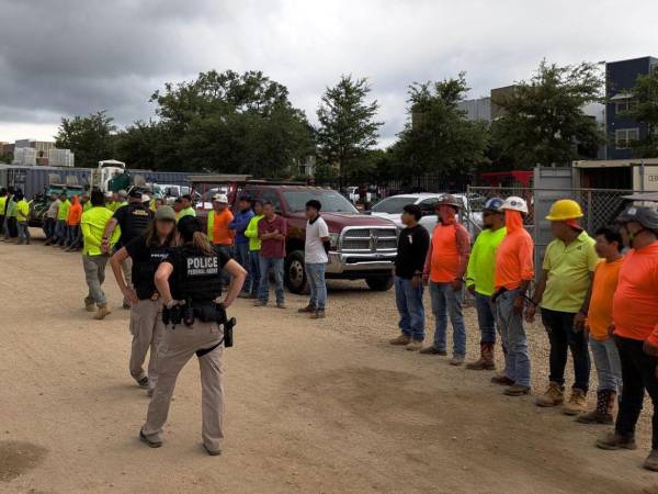 Fotografía divulgada por la división de Tampa de la Oficina de Investigaciones de Seguridad Nacional (HSI Tampa) donde aparecen integrantes de la policía federal durante el arresto de más de 100 inmigrantes indocumentados en un sitio de construcción en Tallahassee, Florida (EE.UU.).