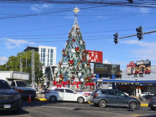 El encendido del árbol de Navidad se realizará esta tarde en la Fuente Luminosa.