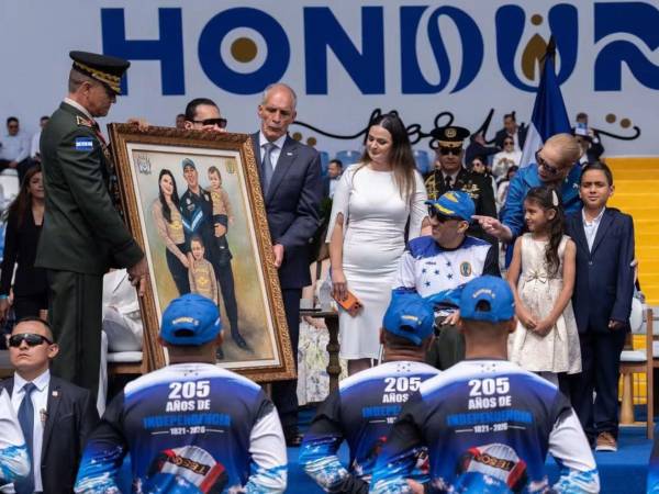 El presidente Asfura y las Fuerzas Armadas, encabezadas por el General de División Héctor Benjamín Valerio Ardón, otorgaron un emotivo reconocimiento al Teniente Coronel Ever David Maldonado Chacón.