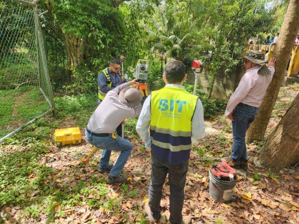 Técnicos de la SIT evalúan el terreno en el sector de El Edén para ejecutar un proyecto de protección hidráulica que beneficiará a más de una docena de colonias ribereñas al río Danto.
