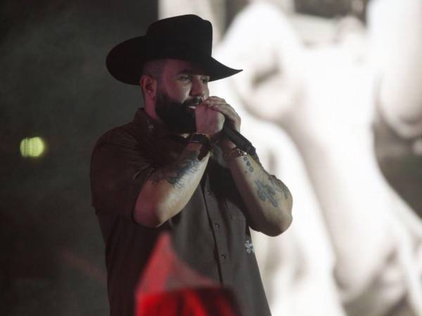 La espera bajo la brisa Desde temprano, el Estadio Héctor “Chochi” Sosa se llenó de sombreros, botas y cuero. Ni la lluvia detuvo a los fans que esperaban con ansias su primera cita con Carín León.