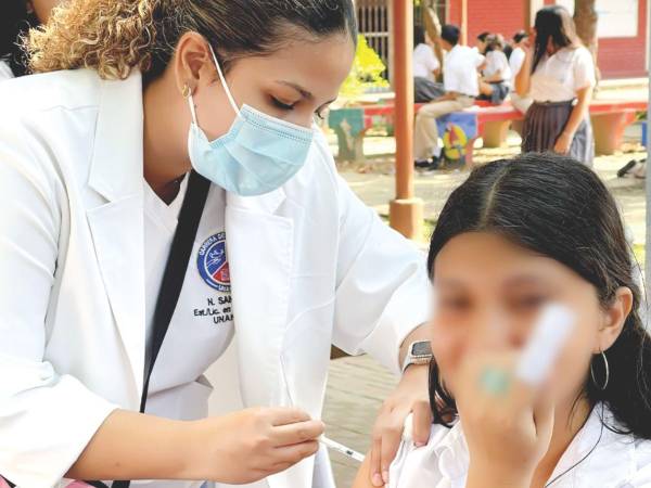 Una joven es vacunada contra el VPH en un centro educativo de San Pedro Sula.