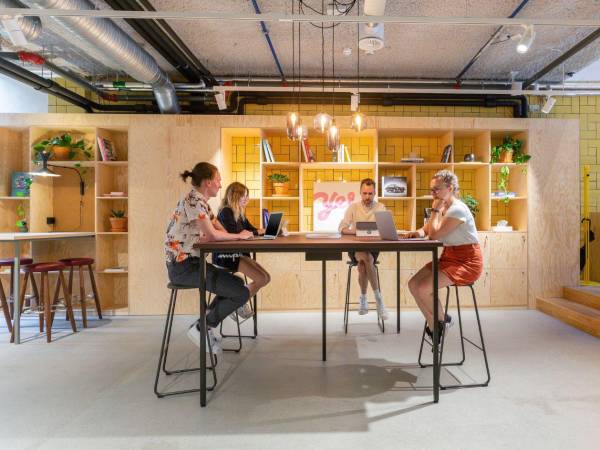 Las empresas evolucionan del modelo de oficina central única hacia redes de oficinas flexibles y espacios de trabajo cercanos al lugar de residencia.