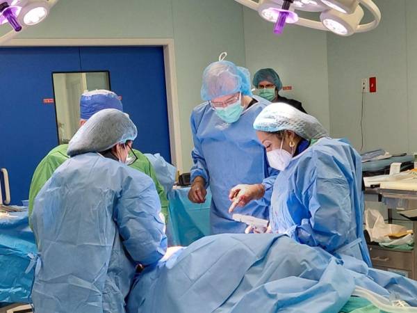 El presidente Nasry Asfura anunció que en las próximas semanas aumentará el flujo de operaciones para reducir la mora quirúrgica en los hospitales públicos.