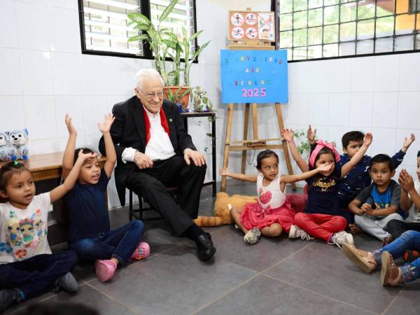 El padre Ángel García Rodríguez recibió amor de estos pequeños.