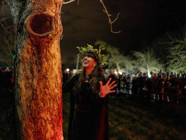 Em Sibley, empleada de la granja Sheppy’s en Bradford-on-Tone, Inglaterra, termina una ceremonia como “reina del wassail” de este año. (Andrew Testa para The New York Times)