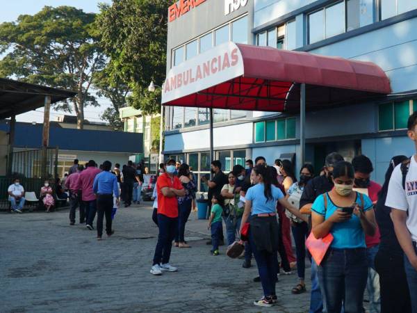 Hondureños esperan en fila a ser atendidos en el hospital regional del IHSS.