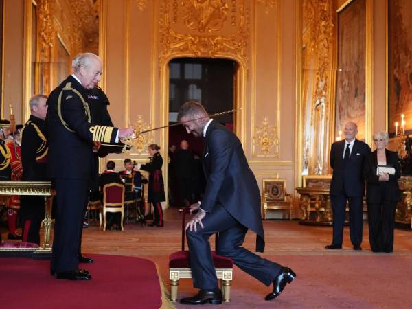 David Beckham al momento de arrodillarse ante el rey Carlos III.
