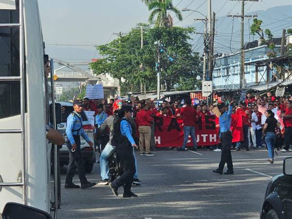 Los manifestantes bloquearon un carril de la trocha vial que conduce hacia el centro de San Pedro Sula.