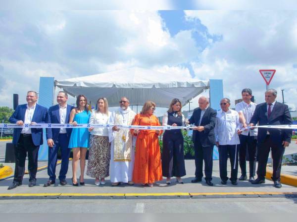 La familia Maalouf realizó el corte de la cinta de inauguración del Town Center en San Pedro Sula junto al representante eclesial y autoridades municipales y del gobierno.