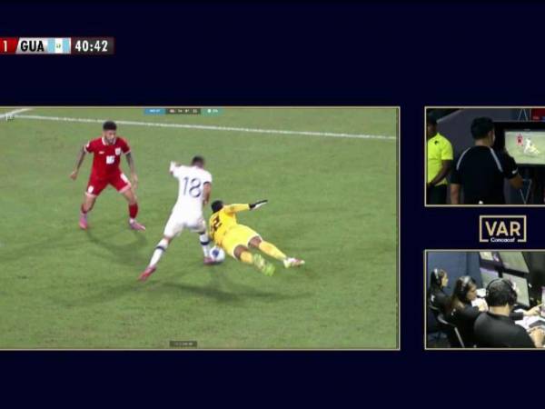 Guatemala reclamó una posible penal en el tramo final del primer tiempo. Said Martínez fue al VAR y tomó la decisión de no pitar nada.