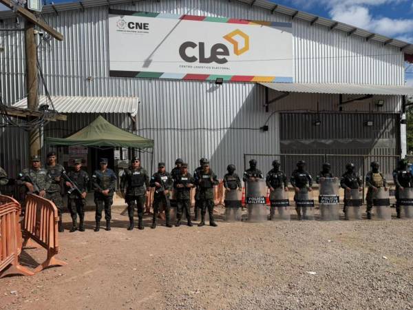 Las Fuerzas Armadas mantienen bajo fuerte resguardo el material electoral en el Centro Logístico Electoral en el Infop en la capital hondureña.
