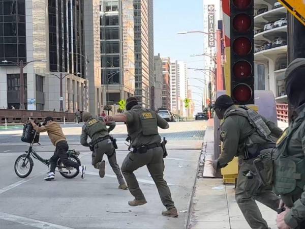 El ciclista sale velozmente mientras era seguido por agentes de la Patrulla Fronteriza.