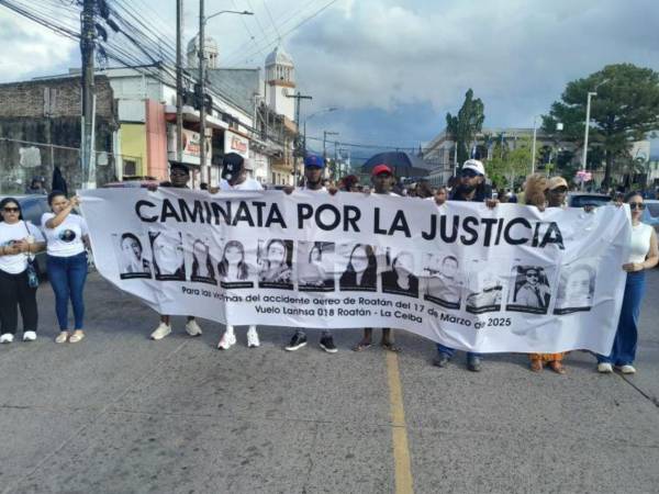 Las personas recorrieron la avenida San Isidro de La Ceiba portando imágenes de las 12 víctimas del trágico accidente en Roatán, durante el segundo día del Aurelio Fest 26.