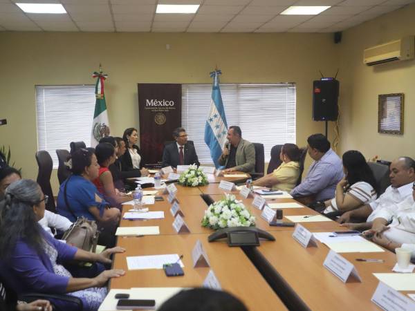 Directores de los centros, el cónsul de México, directores departamentales de educación y gobernadores participaron en la ceremonia de entrega del donativo anual del programa Escuelas México.