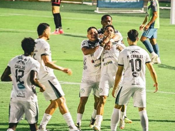 Cristhian Altamirano celebrando su gol contra Olancho FC en el estadio Juan Ramón Brevé Vargas.