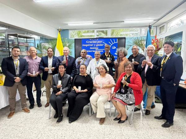 Docentes y personal administrativo reciben placa de reconocimiento.
