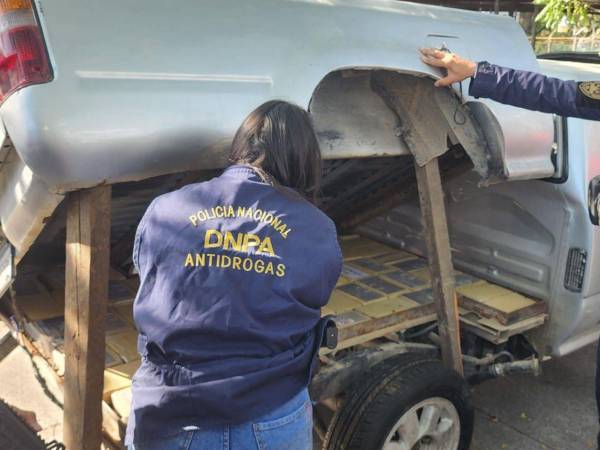 Un cargamento que preliminarmente alcanzaría los 82 kilogramos de supuesta cocaína fue decomisado por la Policía Nacional de Honduras en un punto de control interno ubicado en Pavana, departamento de Choluteca.