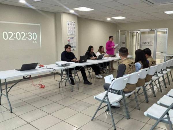 Funcionarios del CNE y veedores de transparencia presenciaron la presentación de la única oferta.