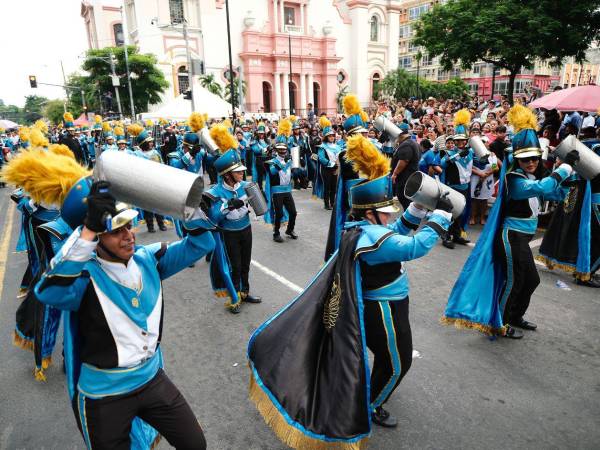 La banda del instituto José Trinidad Reyes durante el desfile del 15 de septiembre en San Pedro Sula.