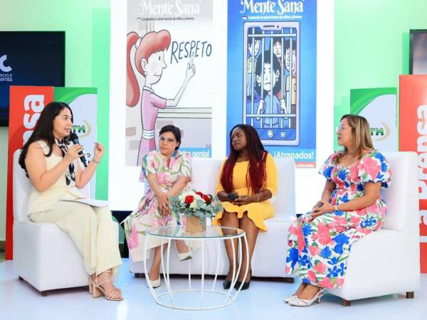 Astrid Zambrano, jefa del equipo Web de Diario LA PRENSA conversa con las profesoras Flor de María Bueso, Esmeralda Figueroa y Deissy Miranda durante un panel en el lanzamiento de Mente Sana.