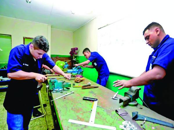 <b>Jóvenes estudiantes de una de las carreras técnicas trabajan en los talleres.</b>