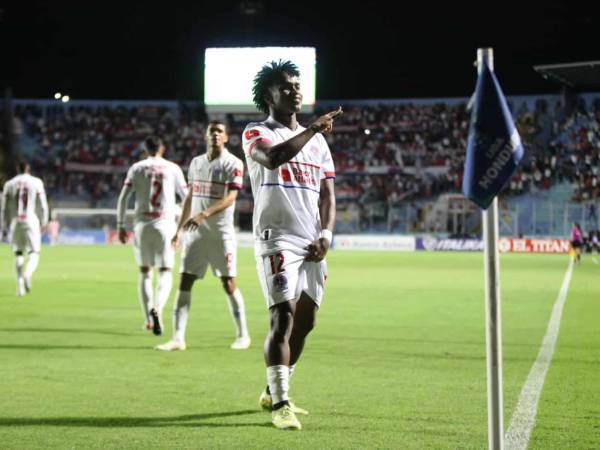 El festejo de Maynor Arzú tras liquidar el clásico Olimpia vs Motagua.