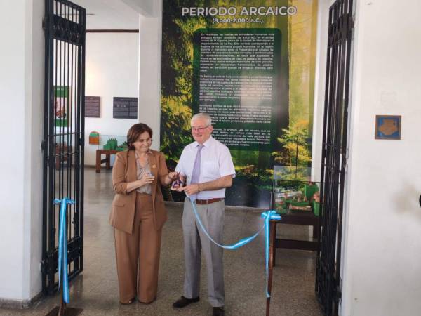 Como parte del protocolo hubo un corte de cinta, el cual simbolizó la alegría por la renovación del Museo de Antropología e Historia de San Pedro Sula.