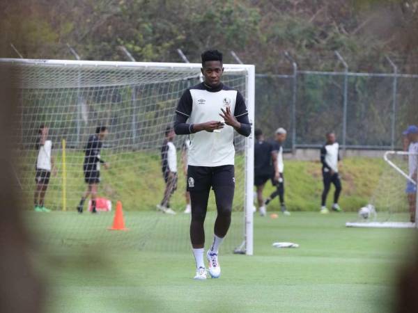 Alex Güity durante la sesión de entrenamiento de este martes en el CAR.