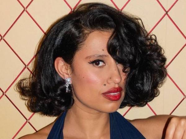 This Music May Contain Hope es un álbum con el que Raye intenta “hacer música para ayudarnos a superar algunos de los momentos más difíciles de la vida”, explica la cantante británica.