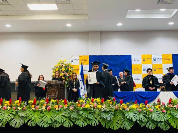 Jóvenes reciben su título universitario en la primera ceremonia de graduaciones públicas de Unah-Cortés.