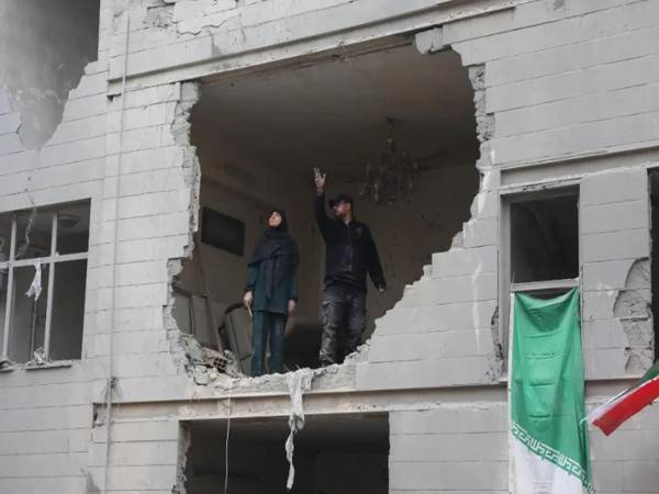 Un edificio dañado por los bombardeos en Teherán, el 15 de marzo de 2026. EFE/EPA/ABEDIN TAHERKENAREH