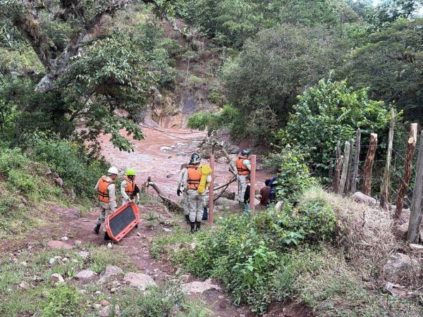 Su cuerpo fue recuperado este domingo por agentes del Cuerpo de Bomberos, un día después de ser arrastrado por la corriente cuando intentaba cruzar el río en su motocicleta.