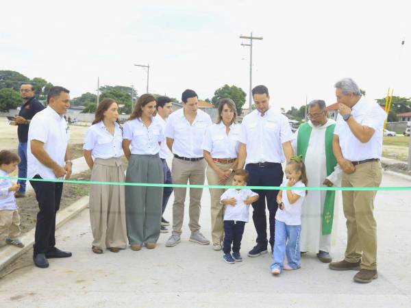 La familia Panting, autoridades municipales y eclesiales realizaron el corte de la cinta de inauguración de la Residencial Santa Rosa.