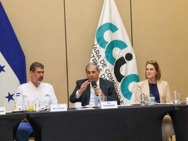 El director de Aduanas Honduras, Marco Tulio Abadie, durante una reunión con empresarios de la zona norte.