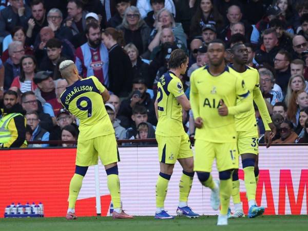 Jugadores del Tottenham celebrando uno de sus goles ante el Aston Villa en la Premier League.