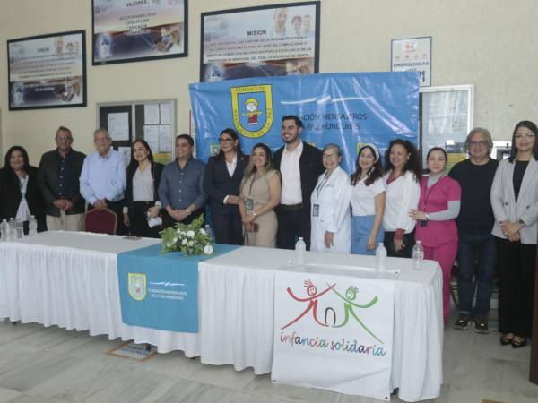 Miembros de la junta directiva de Mensajeros de la Paz Honduras, Infancia Solidaria, autoridades del hospital Mario Rivas y personal local celebran avances del programa Sanando Corazones.