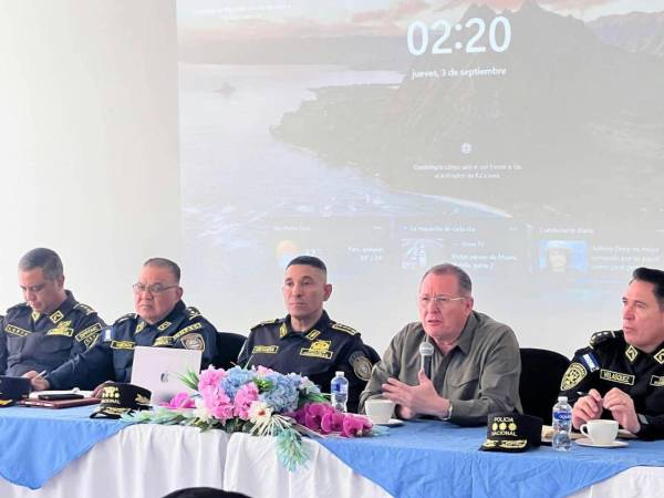 El secretario de Seguridad, Gerson Onán Velásquez, sostuvo una reunión con autoridades policiales y representantes del sector empresarial del Valle de Sula.