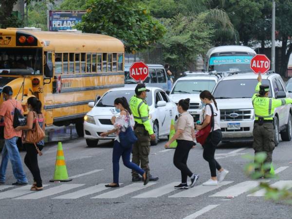 La Policía Municipal refuerza la regulación de paradas de buses y sanciona a quienes se detienen en zonas prohibidas, contribuyendo al orden en el transporte público.