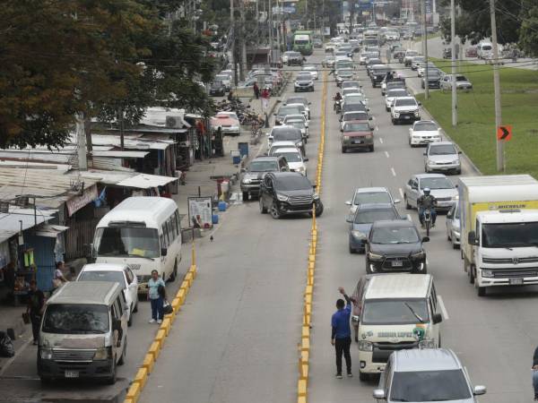 La construcción de separadores de carriles frente al IHSS genera polémica, ya que conductores y peatones denuncian más congestionamiento y riesgo de accidentes.