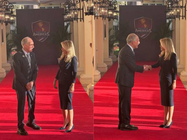 Asfura es recibido por una diplomática estadounidense en Miami, sede del encuentro.