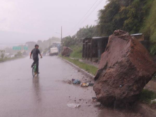 Producto de las lluvias, una roca cayó en un carril del segundo anillo periférico en el Distrito Central.