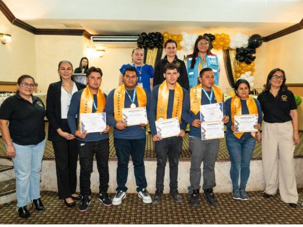 Karen Ramírez se destaca como la única mujer graduada en el área de soldadura.