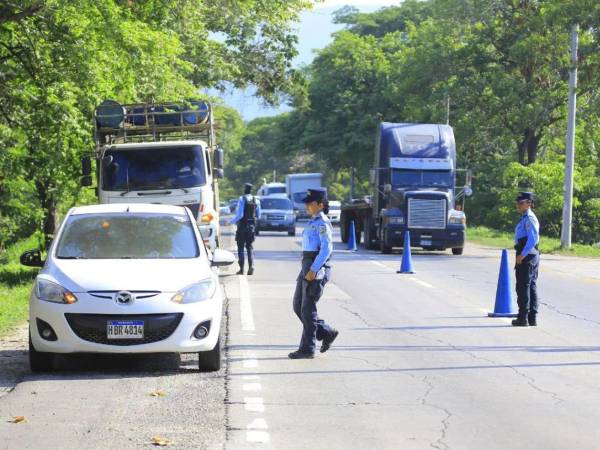 ¿Alguna vez lo han detenido en un retén policial? En los principales ejes carreteros del país, estos controles suelen realizarse como parte de revisiones de rutina para verificar la identidad del conductor y comprobar que los documentos del vehículo estén en regla, sin que necesariamente exista sospecha de la comisión de un delito.