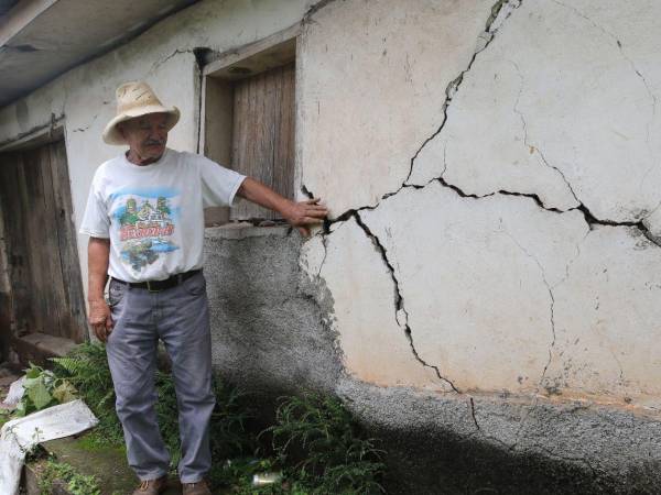 Don Buenaventura Bueso muestra las rajaduras de la casa que tuvo que abandonar tras los sismos en Las Lajas, Comayagua. Se pasó a la casa de su hija por el miedo de que esa vivienda les cayera encima.