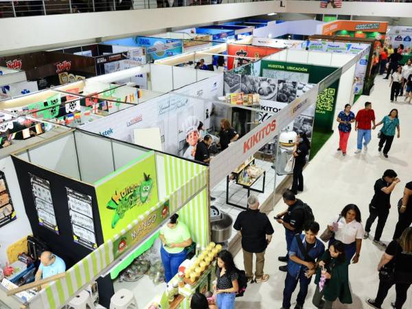 La Exposición comercial de la ExpoJuniana en Expocentro atrae a miles de sampedranos.