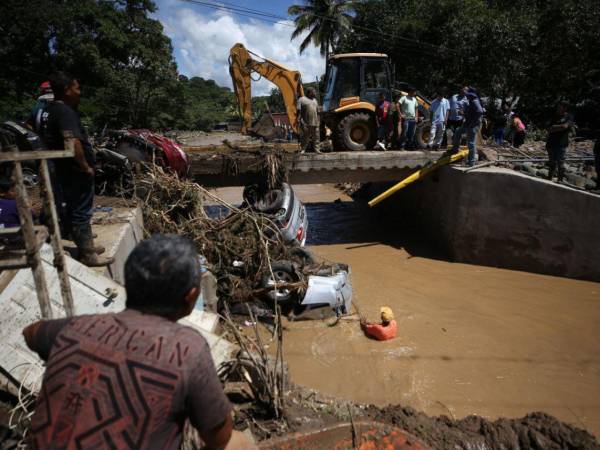 Las corrientes embravecidas inundaron calles y viviendas, dejando a su paso daños materiales incalculables en la Aldea Río Abajo de Francisco Morazán.